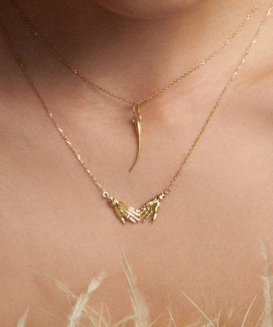 Modelo usando pendente em ouro 18k de cílio em corrente