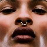 Modelo usando piercing falso de corpo feminino em prata 925 com banho de ouro