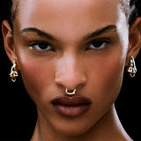 Modelo usando piercing de pressão em prata 925 com banho de ouro 18k de corpo feminino