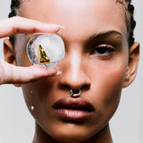 Modelo usando piercing de pressão em prata 925 de corpo feminino