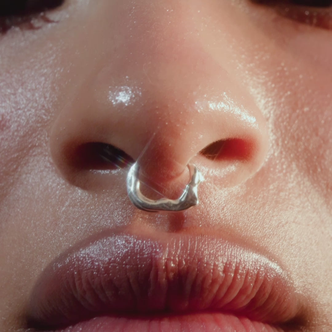 Vídeo de modelo usando piercing em prata 925 de corpo feminino