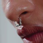 Vídeo de modelo usando piercing de corpo feminino em prata 925