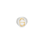 Paola Vilas anel formato medalha com iniciais da letra do alfabeto em Prata 925 com banho de Ouro 18k localizado na letra.