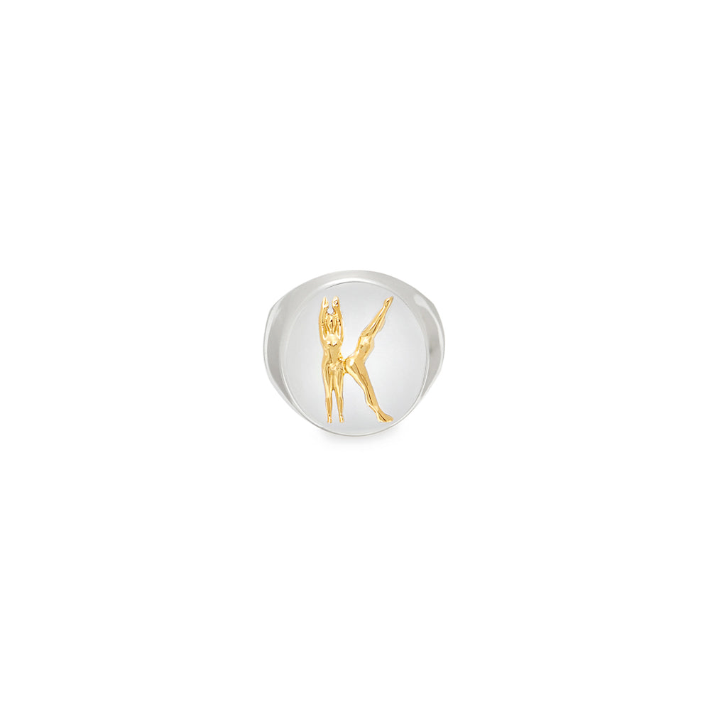 Paola Vilas anel formato medalha com iniciais da letra do alfabeto em Prata 925 com banho de Ouro 18k localizado na letra