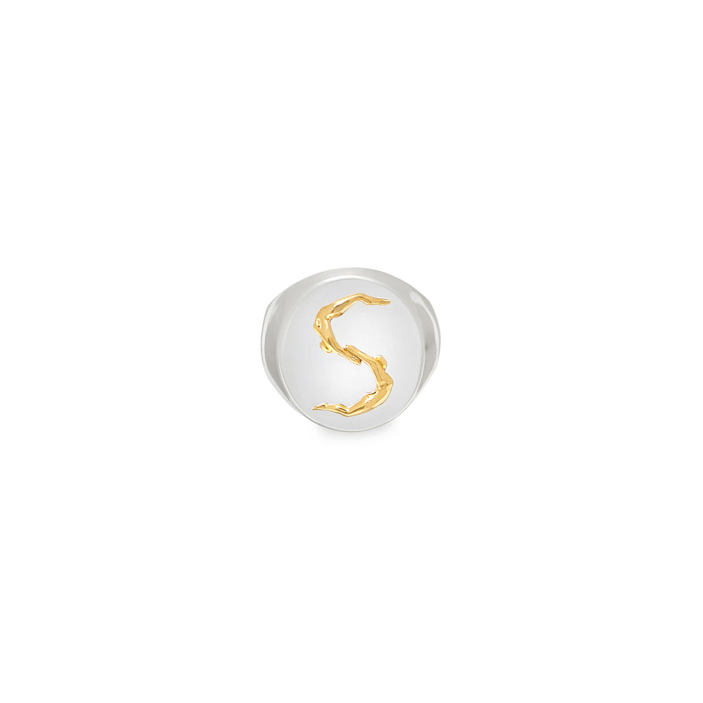 Paola Vilas anel formato medalha com iniciais da letra do alfabeto em Prata 925 com banho de Ouro 18k localizado na letra.