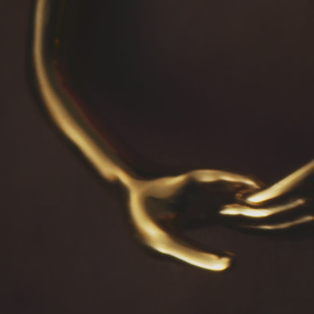 Paola Vilas Brinco Argola Lui escultura vestível em que duas mãos se unem disponível em prata 925 ou prata 925 com banho de Ouro 18k.